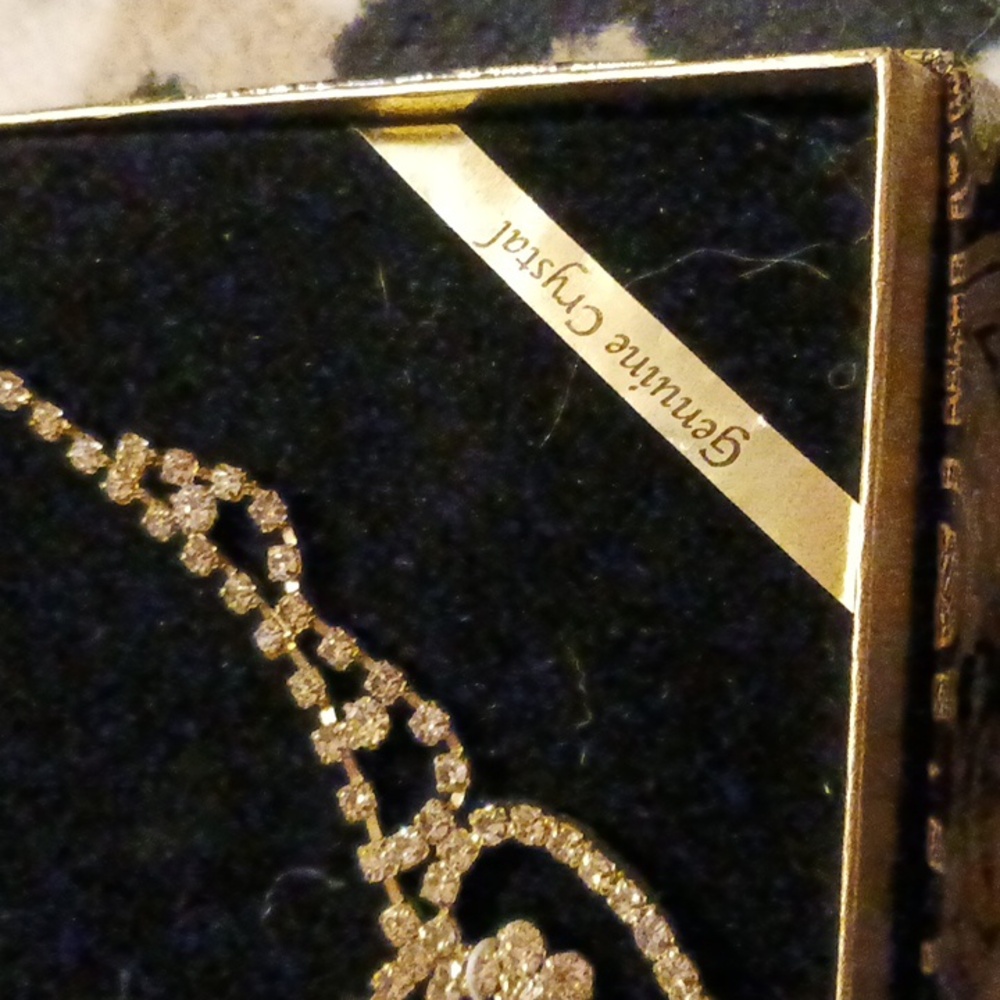Genuine Crystal Necklace and Earrings Set. NIB - Picture 3 of 17